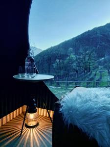 a room with a bed and a table with glasses on it at Birdbox Curzútt in Monte Carasso