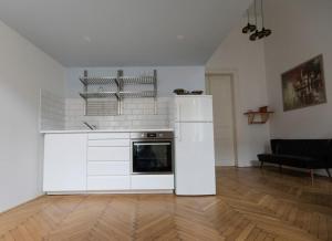 Kuchyňa alebo kuchynka v ubytovaní BudapeStayz - Jozsef Apartments