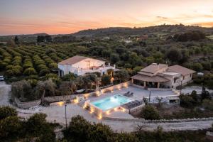 einen Luftblick auf eine Villa mit einem Pool in der Unterkunft Masseria Bio - Agriturismo Villa Grazia in Avola