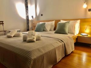 Un dormitorio con una cama grande con almohadas. en Cozy Loft with Jazz Notes in Kolonaki en Atenas