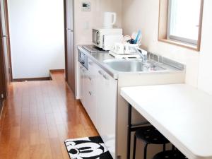 千葉市にあるChiba - House - Vacation STAY 41221vの小さなキッチン(シンク、電子レンジ付)