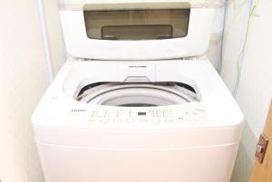千葉的住宿－Chiba - House - Vacation STAY 41221v，小型浴室内的白色洗衣机和烘干机