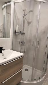 W łazience znajduje się prysznic i umywalka. w obiekcie Apartament 4 Piętro w mieście Sopot