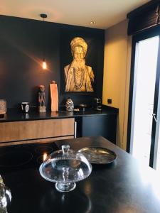 eine Küche mit einem Tisch und einer Schüssel darauf in der Unterkunft La Suite TAMAN au centre de Salon in Salon-de-Provence