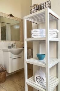 Kúpeľňa v ubytovaní Is Scabas Guestrooms + 37 fotografií