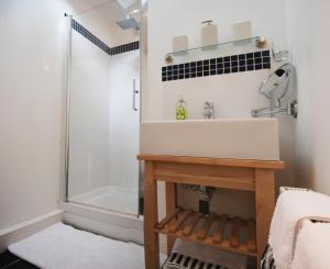 A bathroom at Hadrian's Barn 