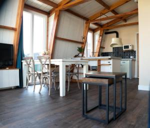 a kitchen and dining room with a table and chairs at klein polderhuis - bollenschuur in Roelofarendsveen +3 photos