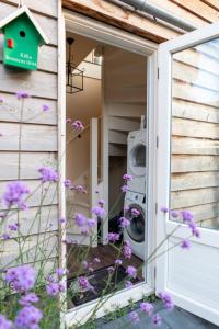 une porte d'entrée d'une maison avec un lave-linge dans l'établissement klein polderhuis - bollenschuur, à Roelofarendsveen