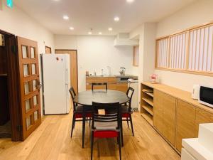 kuchnia ze stołem, krzesłami i lodówką w obiekcie Yokohama HY Housmd - Vacation STAY 03600v w mieście Jokohama