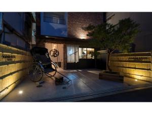 ein Fahrrad, das an der Seite eines Gebäudes geparkt ist in der Unterkunft Kamon Hotel Namba - Vacation STAY 37041v in Osaka