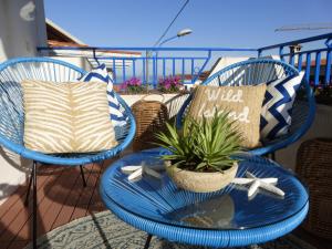カーラゴノネにあるL'acquarioの青い椅子2脚、バルコニー(植物付きのテーブル付)