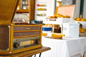 an old radio sitting on top of a table with food at Zur Steirerstub'n in Graz