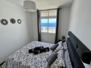 una camera con letto e vista sull'oceano di Canarias Sunshine Amadores ad Amadores
