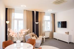 un soggiorno con divano e tavolo con sedie di Apartments DOLAC 1 Zagreb a Zagabria