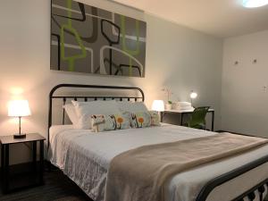 Postel nebo postele na pokoji v ubytování HI Calgary City Centre - Hostel