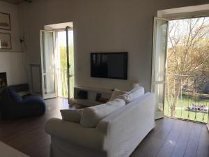 Televízia a/alebo spoločenská miestnosť v ubytovaní Over The Tiber Loft