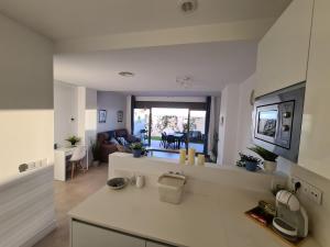 cocina y sala de estar con encimera en Piso Baviera Golf Costa del Sol en Caleta de Vélez