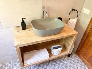 a sink on a wooden table in a bathroom at Kleine Finca mit privatem Pool und Klima, ruhige Lage in Algaida