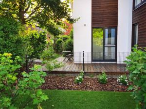 um jardim em frente a uma casa em Ferienwohnung Neuhaus em Wolfsburg