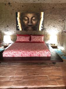 ein Schlafzimmer mit einem großen Kopf in der Unterkunft L'antico Molino in Lubriano