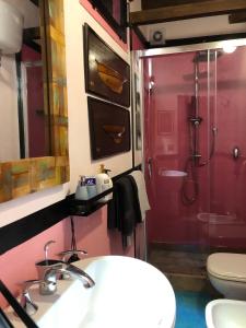 ein Bad mit einem Waschbecken, einer Dusche und einem WC in der Unterkunft L'antico Molino in Lubriano