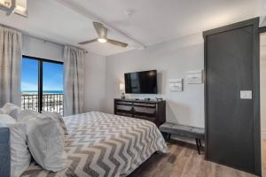 ein Schlafzimmer mit einem Bett und einem Flachbildfernseher in der Unterkunft Royal Gulf Beach and Racquet Club-5615-Beachfront Luxury! Near Kiva Dunes Golf in Gulf Shores + 20 Fotos