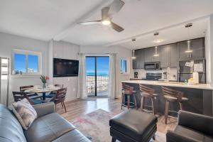 eine Küche und ein Wohnzimmer mit einer Couch und einem Tisch in der Unterkunft Royal Gulf Beach and Racquet Club-5615-Beachfront Luxury! Near Kiva Dunes Golf in Gulf Shores