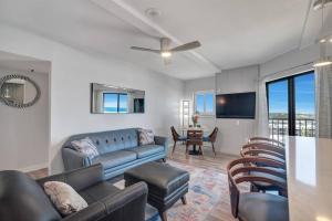 ein Wohnzimmer mit Sofa und Tisch in der Unterkunft Royal Gulf Beach and Racquet Club-5615-Beachfront Luxury! Near Kiva Dunes Golf in Gulf Shores