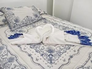 łóżko z niebiesko-białymi kocami i poduszkami w obiekcie Caleta de Interian Loft Sasy w mieście Los Silos