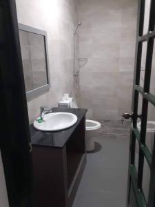 y baño con lavabo y aseo. en Apartamento T1 Moderno com Wi-Fi, en Praia