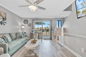 Гостиная зона в South Winds unit 2-Gorgeous Newly Updated Condo in the Heart of Gulf Shores!!