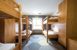 Habitación con 3 literas y pasillo. en HI Calgary City Centre - Hostel en Calgary