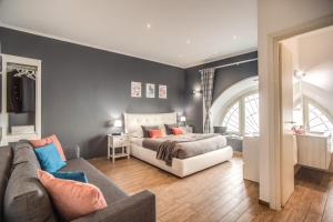 sypialnia z łóżkiem i kanapą w obiekcie Colosseum Royal Apartment w Rzymie