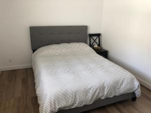 朗斯聖尚的住宿－Chalet Snocamp，卧室内的一张黑白床