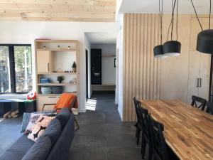 ein Wohnzimmer mit einem Sofa und einem Tisch in der Unterkunft Chalet Snocamp in LʼAnse-Saint-Jean