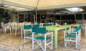 un gruppo di tavoli e sedie sotto una tenda di Le Mayann a Le Diamant