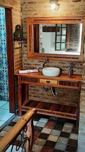 Hospedaria e Hostel da Déia في أورو بريتو: حمام مع حوض ومرآة