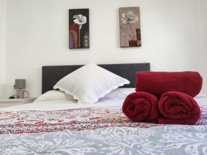 A bed or beds in a room at Los Cristianos - heated swimming pool air-conditioned