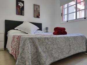 A bed or beds in a room at Los Cristianos - heated swimming pool air-conditioned