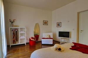 een woonkamer met een bed en een televisie bij Anamonì Bed and Relax in Benevento
