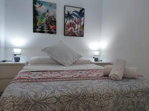 A bed or beds in a room at Los Cristianos - heated swimming pool air-conditioned