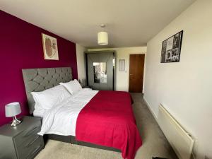 Gallery image of Luxury apartment by the waterfront-5 min walk to shopping centre & other amenities Contractors welcome in Brierley Hill