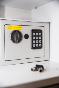 un microondas con mando a distancia sentado en un mostrador en Boho Blu by A&D Properties, en Porto Rafti