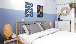 1 dormitorio con paredes azules, 1 cama y vestidor en Boho Blu by A&D Properties, en Porto Rafti