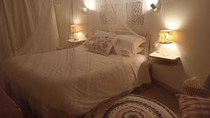 Łóżko lub łóżka w pokoju w obiekcie Mini casa con jardín