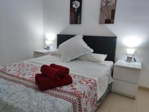 A bed or beds in a room at Los Cristianos - heated swimming pool air-conditioned