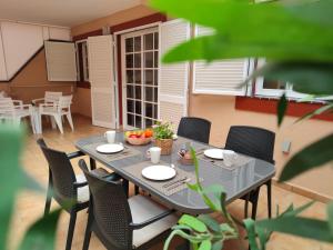 A seating area at Los Cristianos - heated swimming pool air-conditioned