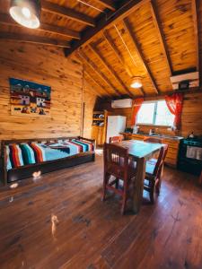 comedor con mesa y 2 camas en ComplejoGovinda, en Tigre
