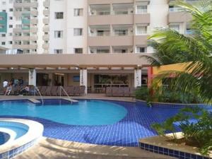 una grande piscina blu di fronte a un edificio di Resort ao lado do Parque Thermas de Olimpia a Olímpia
