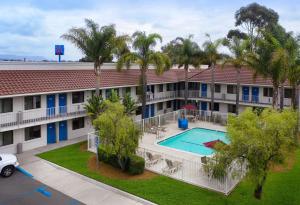 an aerial view of a hotel with a pool and palm trees at Motel 6-Santa Maria, CA - North in Santa Maria